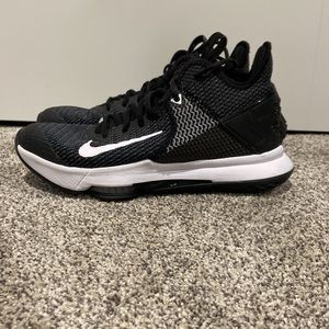 Nike Men's Lebron Witness IV Basketball Shoes in a size 8.5